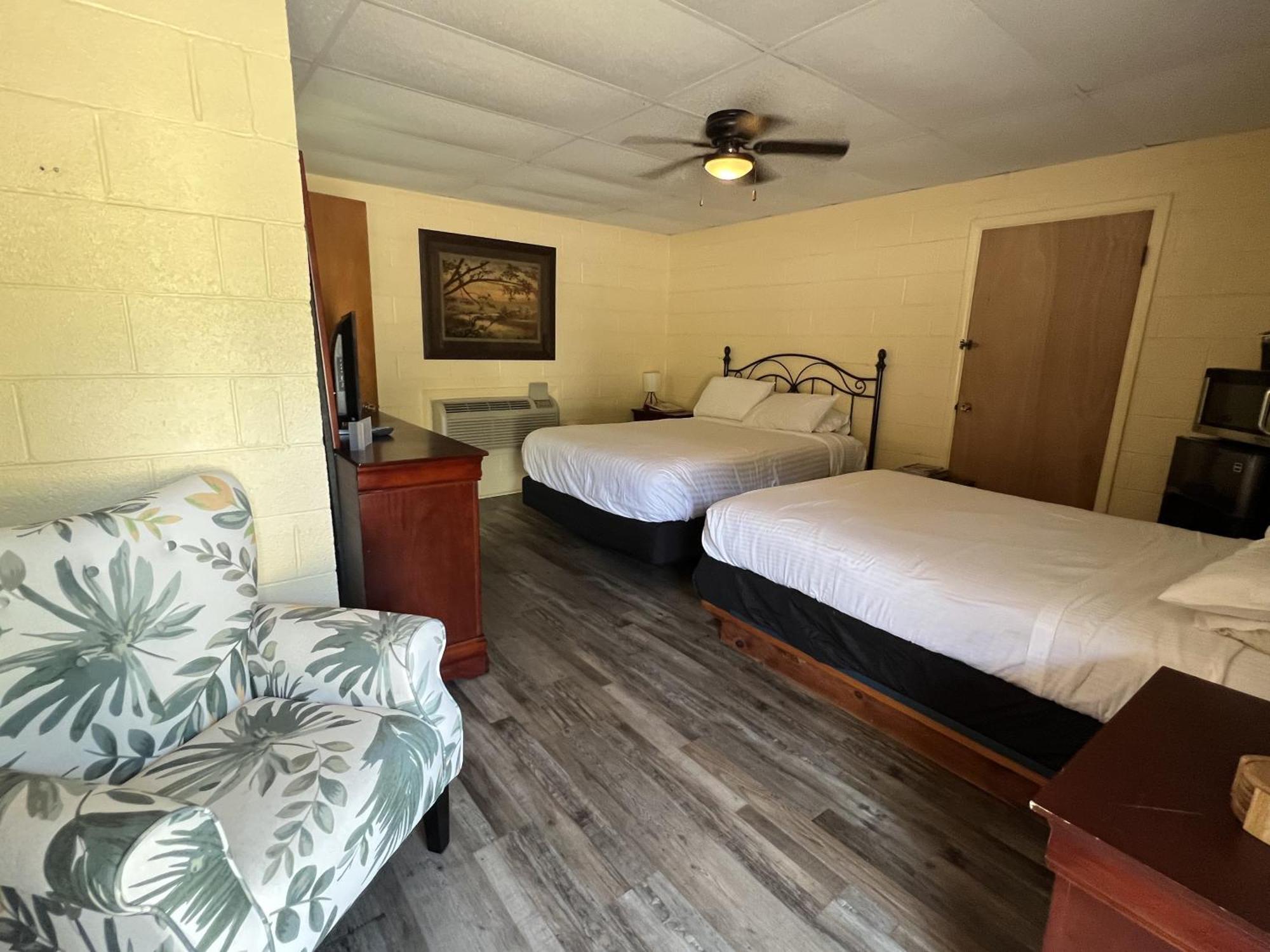 Ji11, Queen Guest Room At The Joplin Inn At The Entrance To Mountain Harbor Resort Hotel Room Mount Ida Exterior foto