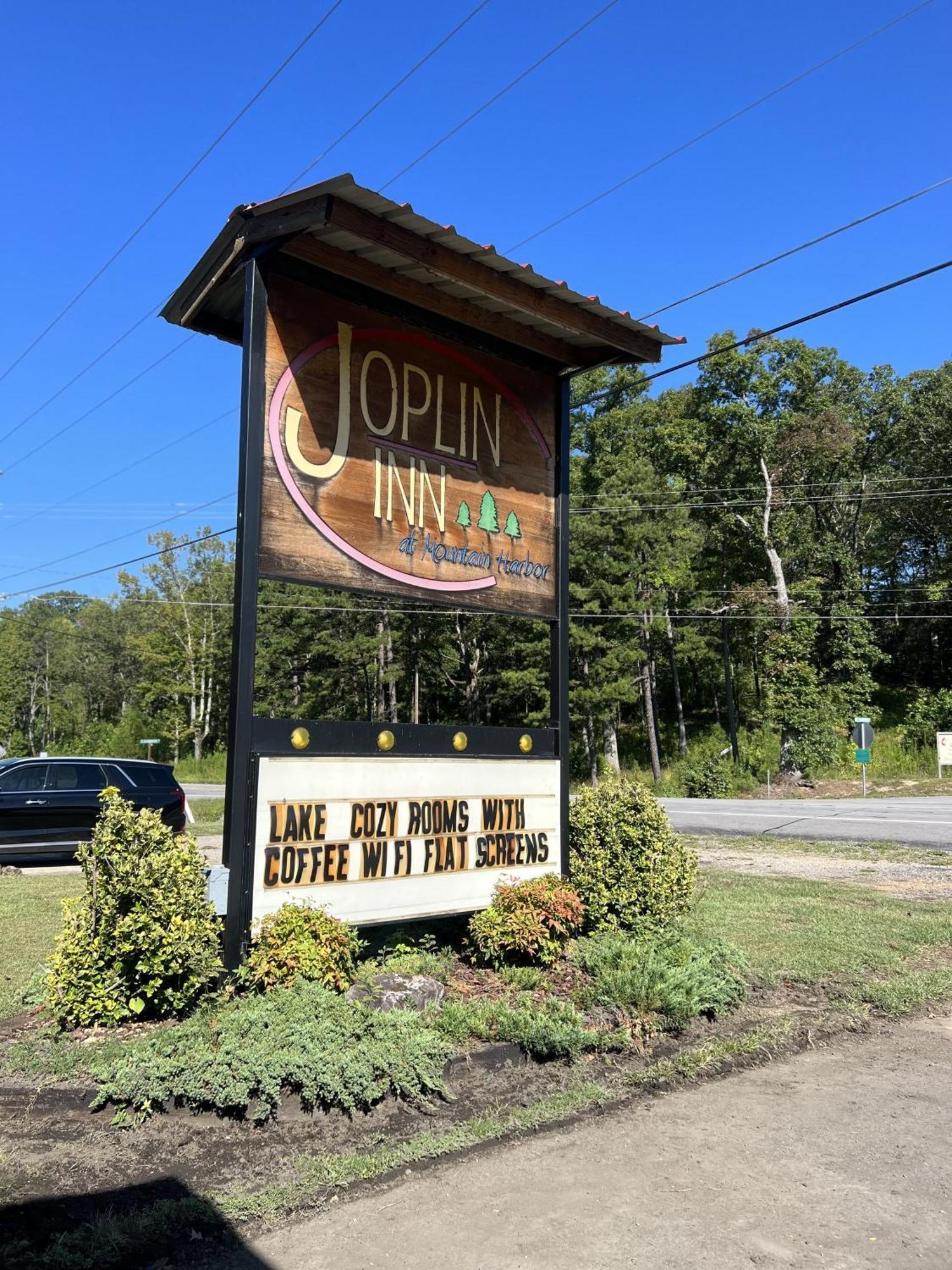 Ji11, Queen Guest Room At The Joplin Inn At The Entrance To Mountain Harbor Resort Hotel Room Mount Ida Exterior foto