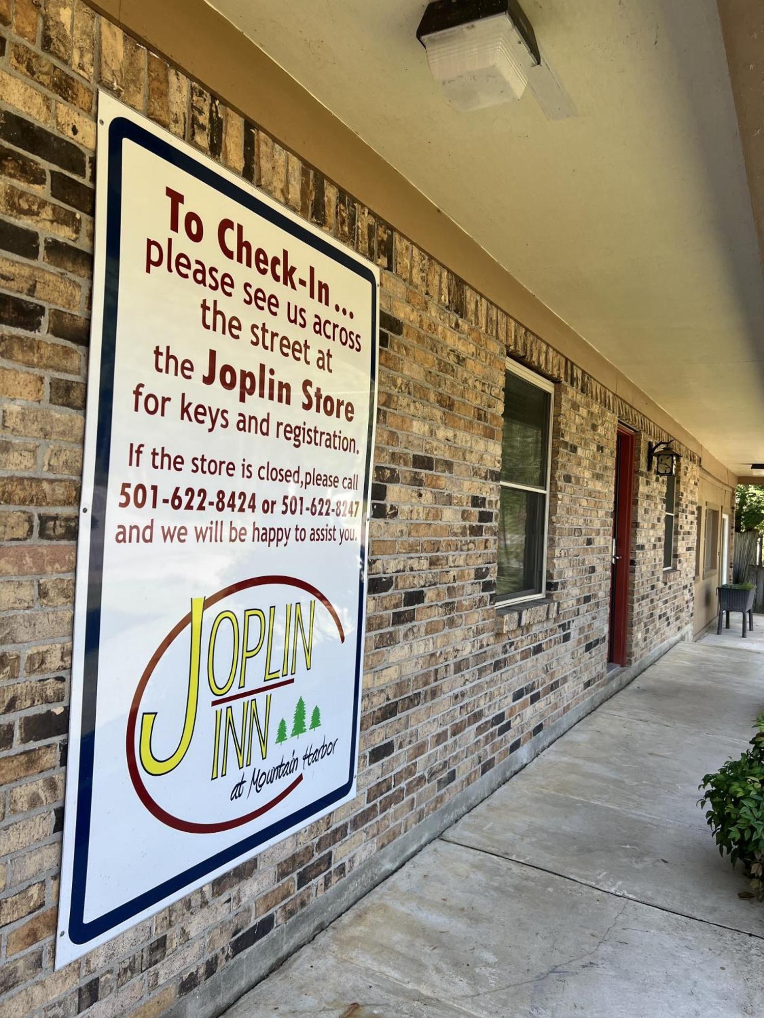 Ji11, Queen Guest Room At The Joplin Inn At The Entrance To Mountain Harbor Resort Hotel Room Mount Ida Exterior foto